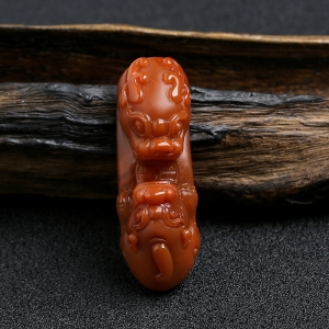 樱桃红南红龙勾吊坠