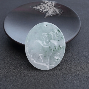 糯种飘花翡翠洋洋得意吊坠