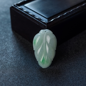 糯种飘绿翡翠叶子吊坠