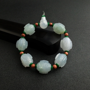 糯种淡绿翡翠手串