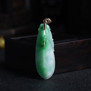 18K金镶糯种翠绿翡翠福瓜吊坠