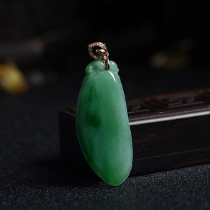 18K金镶糯种翠绿翡翠福瓜吊坠