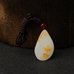 和田玉巧雕蝶恋花吊坠