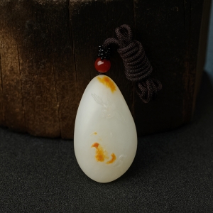 和田玉巧雕一品清廉吊坠