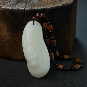 和田玉龙行天下吊坠