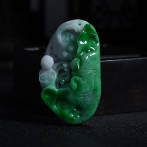 糯种翠绿翡翠年年有余吊坠