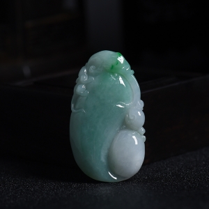 糯种浅绿翡翠如意吊坠