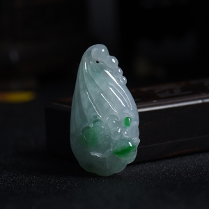糯种飘绿翡翠连生贵子吊坠