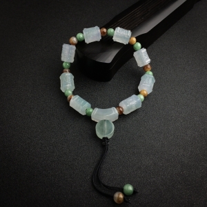 糯冰种浅绿翡翠六字真言手串