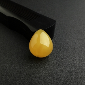 鸡油黄蜜蜡随形吊坠