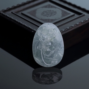 糯冰种飘花翡翠飞天吊坠