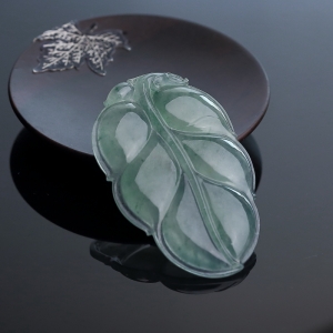 糯冰种浅绿翡翠金枝玉叶吊坠