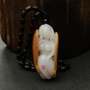 俏色和田玉天使吊坠