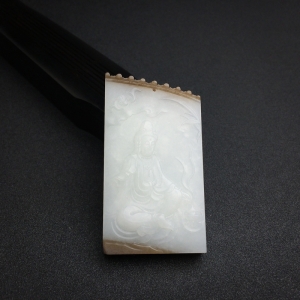 山料俏色和田玉观音吊坠