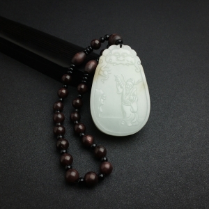 山料俏色和田玉指日高升吊坠