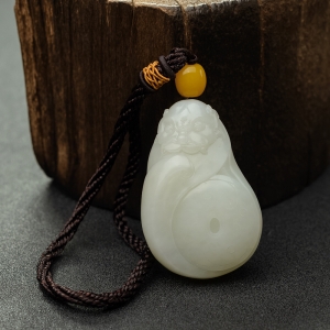 和田白玉瑞兽吊坠