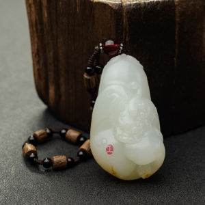 和田白玉瑞兽吊坠