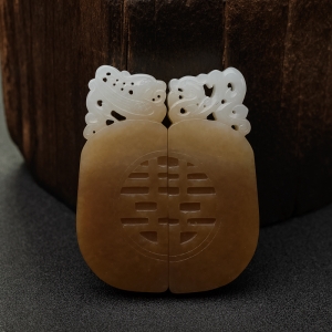 俏色和田玉双喜吊坠（一对）