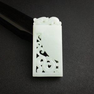 和田青白玉镂空龙牌吊坠