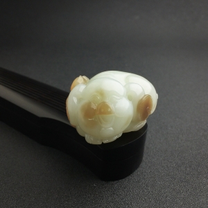 俏色和田玉招财猪吊坠