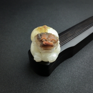 俏色和田玉狮子吊坠