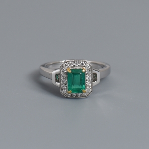 18K金镶钻蓝绿色祖母绿刻面戒指