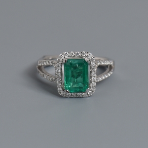 18K金镶钻蓝绿色祖母绿刻面戒指