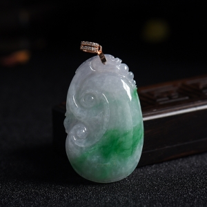 银扣糯种飘绿花翡翠如意吊坠