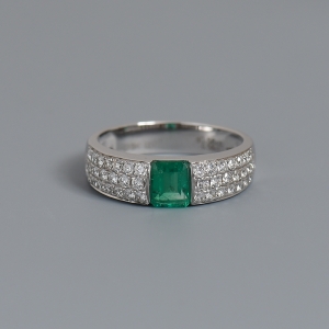 18K金镶钻蓝绿色祖母绿刻面戒指