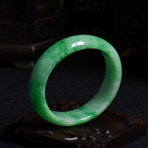 57.4#糯种飘绿花翡翠贵妃镯