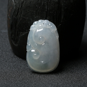 糯种白色翡翠如意吊坠