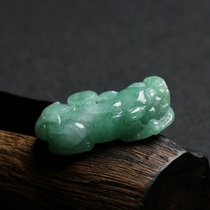 糯种深绿翡翠貔貅挂件