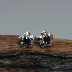 18K白金镶蓝色蓝宝石刻面耳钉