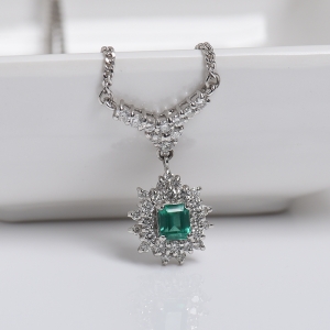 铂金镶钻鲜绿色祖母绿刻面项链