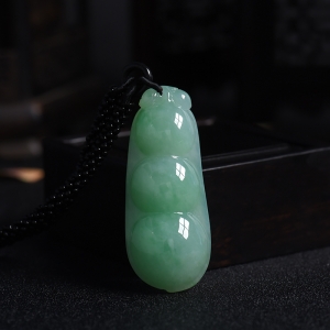 糯种浅绿色翡翠连中三元吊坠