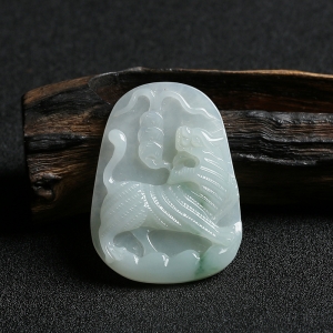 糯种飘蓝花翡翠寅虎吊坠