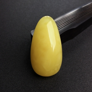 鸡油黄蜜蜡随形吊坠