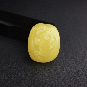 鸡油黄蜜蜡羊致清和吊坠