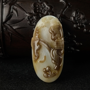 俏色和田玉山料山水意境吊坠