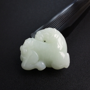 俄料青白玉山料马上封侯手把件