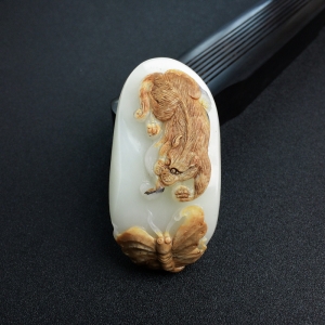 俏色和田玉山料耄耋图吊坠