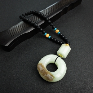 俏色和田玉山料蜘蛛扣手把件