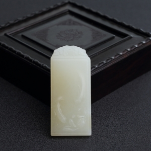 俏色和田玉山料连年有余吊坠