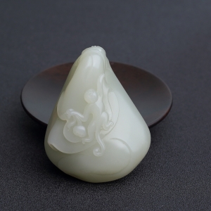 新疆和田青白玉籽料招财进宝手把件