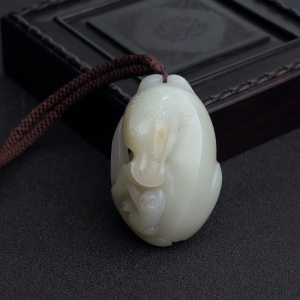 新疆和田青白玉籽料马上封侯手把件