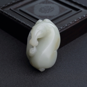 新疆和田青白玉籽料马上封侯手把件