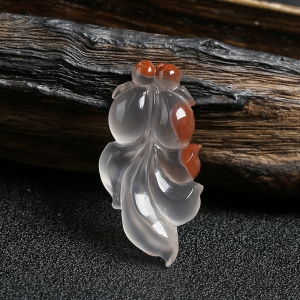 冰飘南红金鱼吊坠