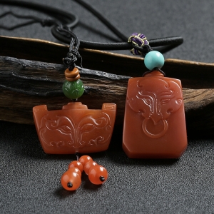 樱桃红南红兽纹牌项链