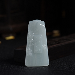 糯种浅绿翡翠吉祥吊坠