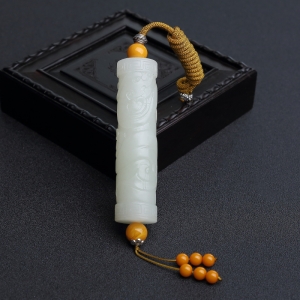 俄料青白玉山料古龙吊坠